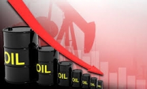النفط يهبط وسط دلائل على زيادة التخمة العالمية