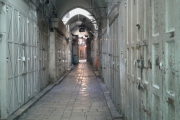 إغلاق المحلات التجارية بأسواق البلدة القديمة حدادا على شهيد القدس عمر إسكافي