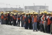 محاكم دبي تقرر تسجيل القضايا العمالية عن بعد عبر مكاتب "تعهيد"