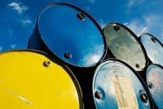 النفط يواصل هبوطه مع وصول انتاج أوبك إلى مستوى قياسي في يوليو