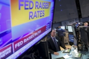 المركزي الأمريكي يرفع أسعار الفائدة للمرة الاولى في نحو 10 سنوات