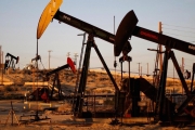 (النفط يهوي وامريكــــــــــــا ترفع...............) النفط يهوي وأميركا ترفع عدد منصات الحفر العاملة
