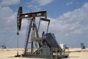 النفط الخام في طريقه إلى تسجيل ارتفاع أسبوعي للمرة الأولى منذ ثلاثة أسابيع
