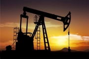 النفط يغلق على انخفاض طفيف بعد تسجيل أقل سعر في 3 أشهر