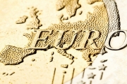 اليورو يستمر في الهبوط للجلسة الثالثة على التوالي وسط بيانات أضعف من المتوقع
