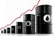 انخفاض الدولار والمخزون والمضاربات وراء ارتفاع أسعار النفط