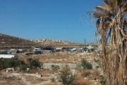 جرافات الاحتلال تهدم منشآت تجارية بين حزمة وعناتا شمال القدس