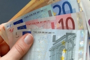 اليورو يقترب من أدنى مستوى في شهرين بعد انتقاد الاتحاد الأوروبي للموازنة الإيطالية