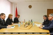 السفير عريقات يبحث سبل التعاون المشترك مع وزيرة الإعلام البيلاروسي