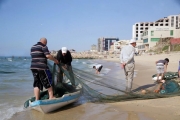 الاحتلال يسمح لصيادي غزة بالابحار في 9 أميال لـ15 يوما