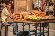 طفل فلسطيني يبيع الكعك المقدسي