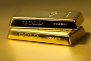 أسعار الذهب عند قمّة نطاق هذه السنة، والمواجهات عنيفة لمحاولة وصول 1300 دولار
