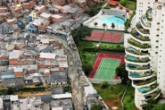 صورة للبنك الدولي تبرز الفوارق بين الأغنياء والفقر ...
