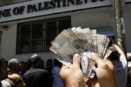 صرف الدفعة المالية الخاصة بموظفي غزة فئة 2000 شيقل ...