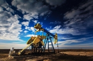 النفط يتراجع مع ارتفاع المخزونات الأميركية