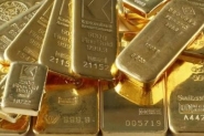 الذهب يتراجع لكن هبوط أسواق الأسهم يحد من خسائره
