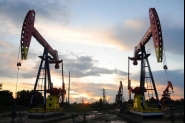 النفط ينخفض مع انحسار التوترات الجيوسياسية