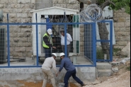 كهرباء القدس تركب محولاً جديداً في منطقة بيت صفافا ...