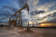 النفط يرتفع دولارا للبرميل بعد انخفاضه 6%