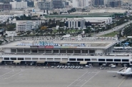 العاملون بمطارات تونس يهددون بالإضراب في ذروة المو ...