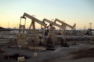 النفط يرتفع والفارق بين الخام الأمريكي وبرنت يتسع