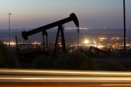 النفط مستقر وسط حديث عن تقلص إمدادات الشرق الأوسط