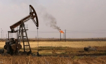 النفط يقفز مدعوما بهبوط في المخزونات الأميركية