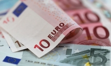 اليورو يتحرك في نطاق ضيق مع ترقب بيانات