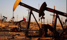 النفط يتراجع بفعل ارتفاع إنتاج روسيا