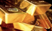 الذهب يتراجع مع ارتفاع الدولار وسط ضبابية في أوروب ...