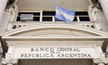 الأرجنتين ترفع الفائدة بشكل حاد لوقف هبوط البيزو
