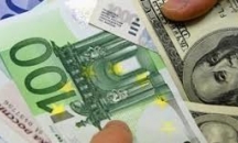 اليورو يهوي والدولار يسجل أفضل أداء في ستة أشهر