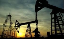 النفط يرتفع نحو 61 دولارا مع توقع هبوط عدد منصات ا ...