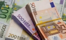 اليورو يستقر دون 1.10 دولار قبل اجتماع المركزي الأ ...