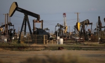 النفط يرتفع باتجاه 50 دولارا والخام الأمريكي يسجل ...