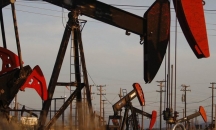 النفط يرتفع وسط مؤشرات على تحسن السوق