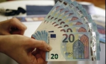 اليورو يواصل خسائره بعد أنباء إطلاق نار في مركز تج ...
