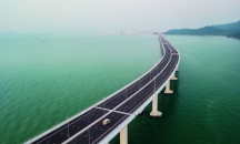 بعد عمل دام 10 سنوات .. الصين تفتتح أطول جسر مائي ...