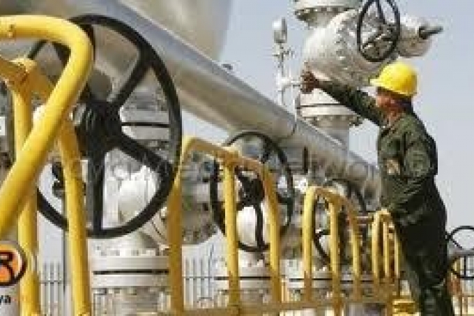  إيران توقف بيع النفط للشركات النفطية الفرنسية والبريطانية