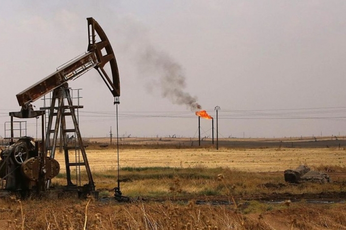 النفط يقفز مدعوما بهبوط في المخزونات الأميركية