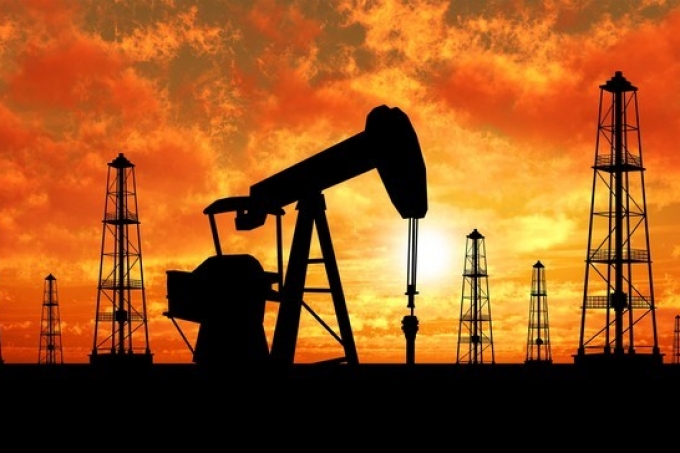 النفط يصعد من أقل سعر في 3 أشهر لكن مخاوف التخمة تراوح مكانها