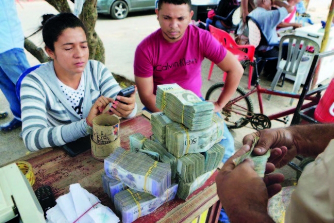 فنزويلا تتخلى رسميا عن الدولار في تبادلاتها التجارية