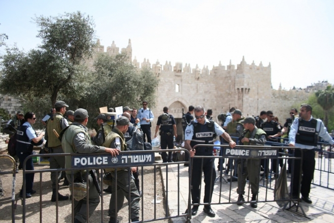 الاحتلال الاسرائيلي يحول القدس الى ثكنة عسكرية وينشر القناصة على سطح المسجد الأقصى