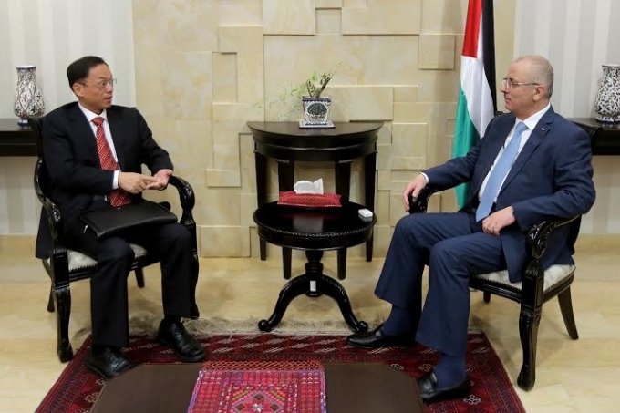 الحمد الله يبحث مع السفير المصري أخر المستجدات السياسية