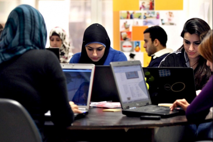 أكثر من ثلثي الشباب الخليجي ما زالوا يتطلعون إلى الحكومات لتوفير الوظائف