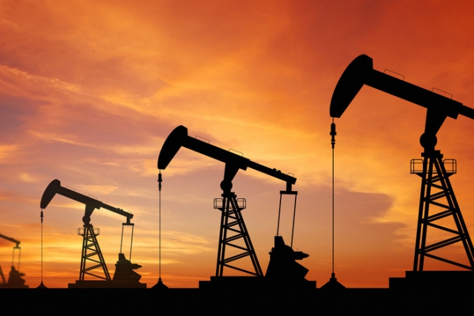( النفط يهوي من جديد) ....... النفط يتراجع مع ارتفاع مخزونات الخام الأمريكي
