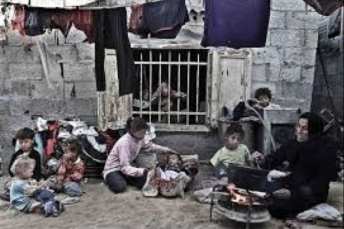 تقرير لمركز معا: غول الفقر ينهش جيوب المواطنين في غزة