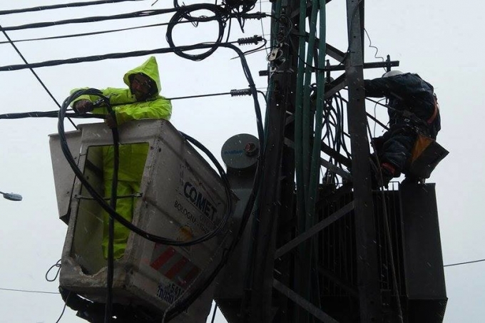 كهرباء القدس تركب محول جديد لاستيعاب الأحمال الكهربائية في منطقة قلنديا وكفر عقب