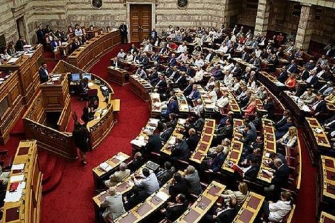 البرلمان اليوناني يقر حزمة إصلاحات تهدف لتحقيق مدخرات بـ 1.8 مليار يورو
