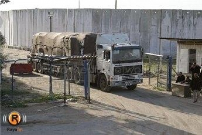  اسرائيل تدخل معدات للمشاريع الدولية بغزة عبر معبر كرم ابو سالم